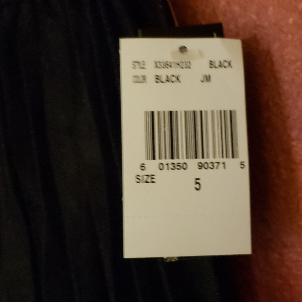 Ittle Black dress. - Picture 2 of 4